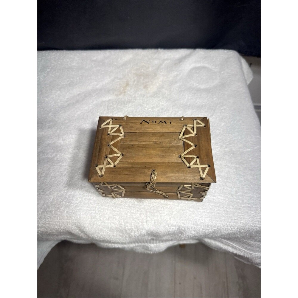Numi Bamboo Tea Chest Storage Box 8 Tea Organizer Woven Reed Trim 6X4x3